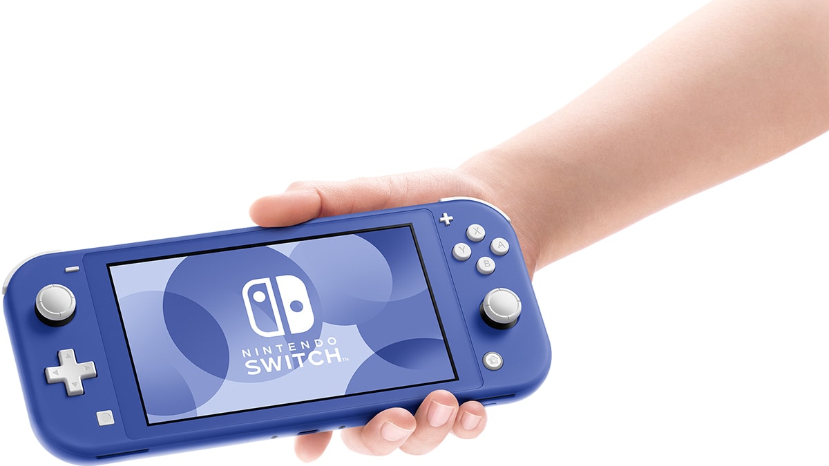 Nintendo switch lite blue v roki med igranjem