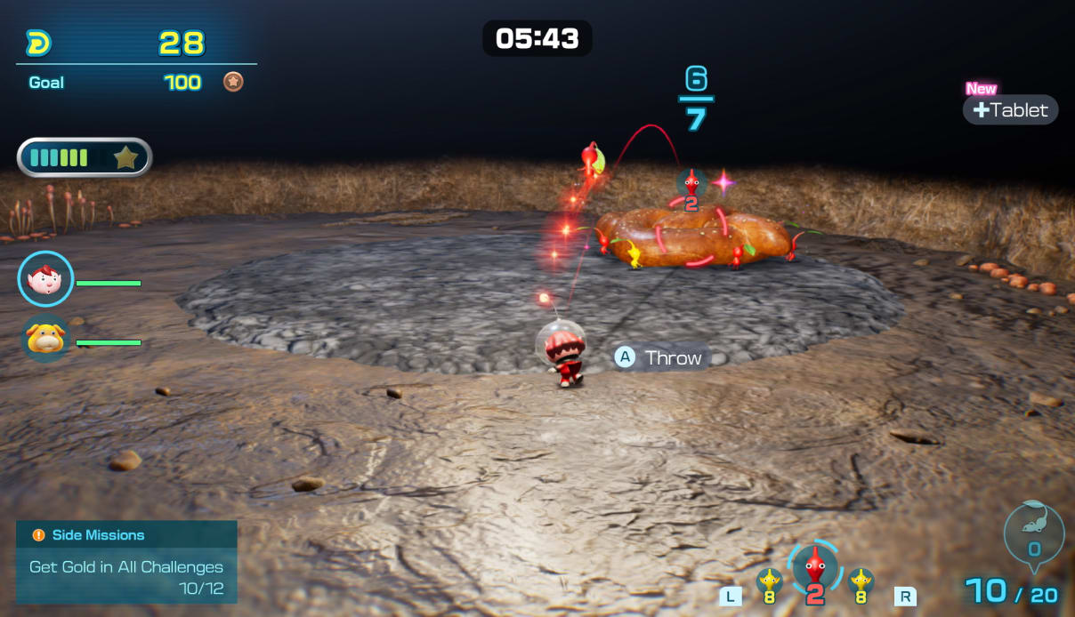 Un explorador lanza Pikmin rojos a un enorme tentempié que se encuentra en el suelo. Este objeto requiere la fuerza de siete Pikmin para ser cargado.