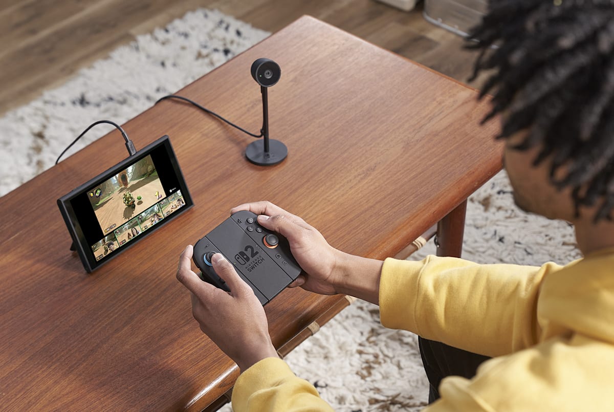 Το Nintendo Switch 2 σε λειτουργία tabletop με ανοιχτή βάση και αποσπώμενα Joy-Con