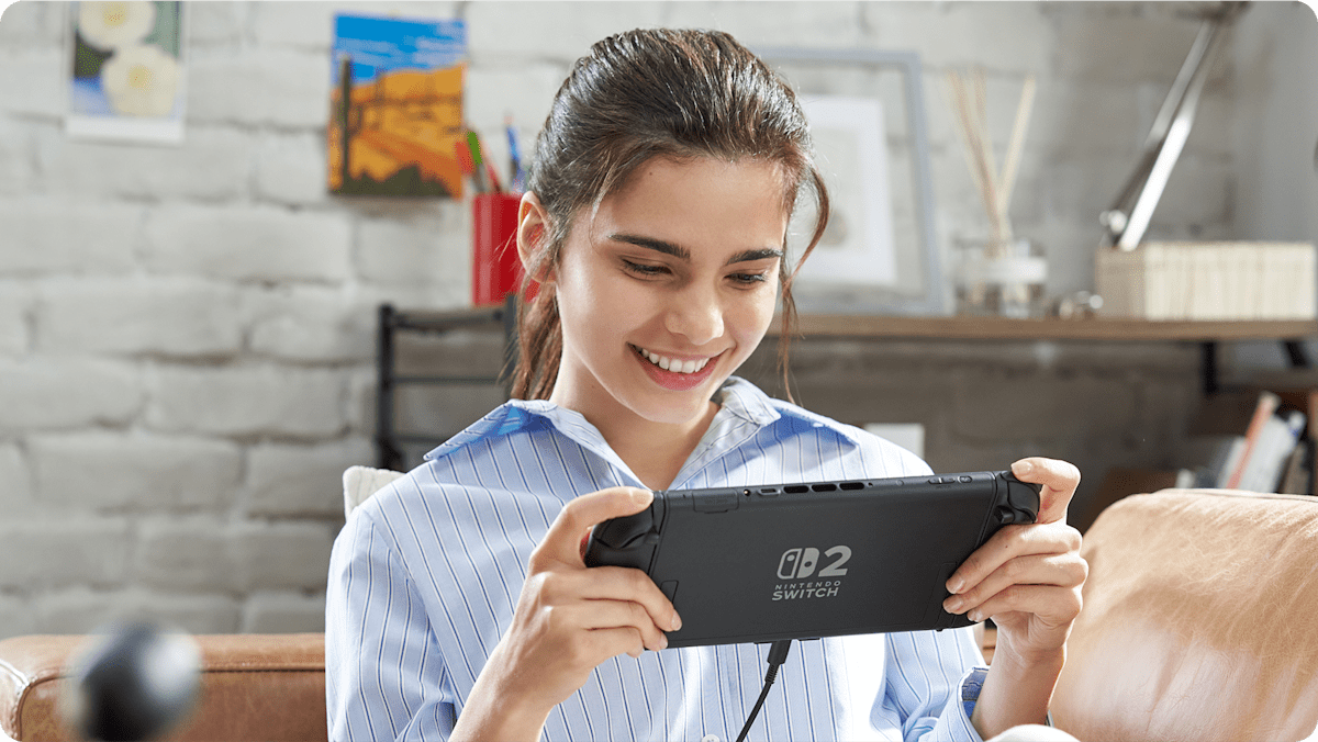 GameChat_girlBlueShirtHandheld_rounded
